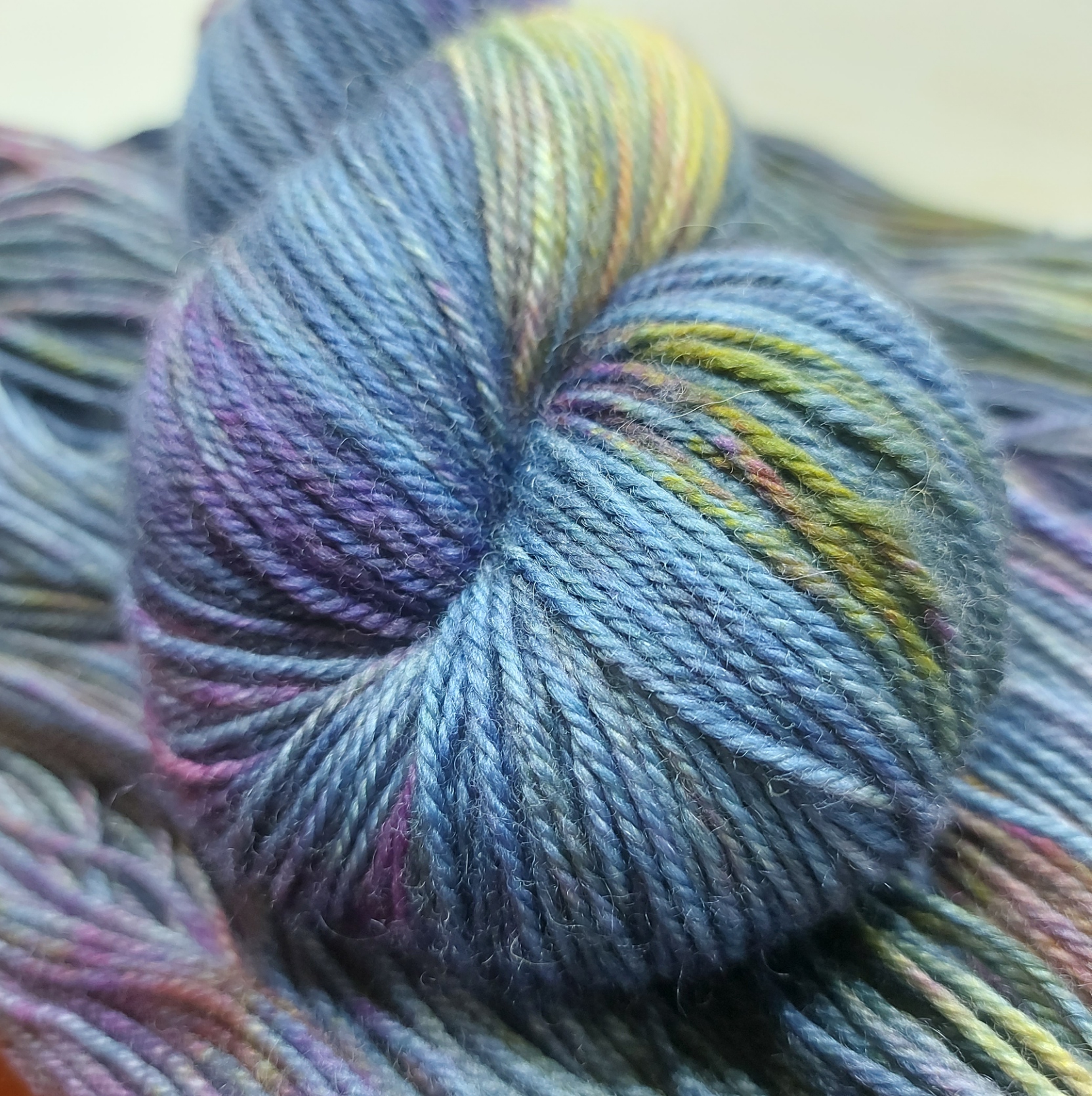 Boréal, un merveilleux mix de marine avec des nuance de magenta et de jaune moutarde